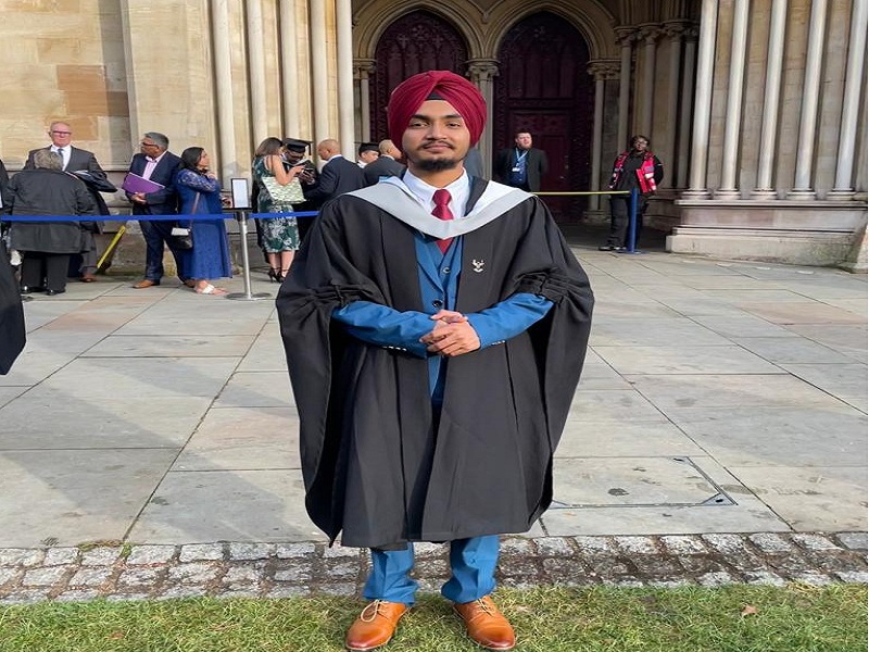 Greetings to humanity ! Hardeepsingh Siledar graduated from the University of Hertfordshire London with the support of the people | माणुसकीला सलाम ! लोकवर्गणीच्या पाठिंब्यातून ड्रायव्हरचा मुलगा झाला लंडनमध्ये पदवीधर