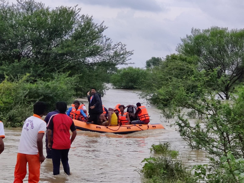 25 rescued from Manjara river bank; Helicopter call for rescue | Flood : मांजरा नदी काठावर अडकलेल्या २५ जणांची सुटका; बचावकार्यासाठी हेलिकॉप्टरला पाचारण