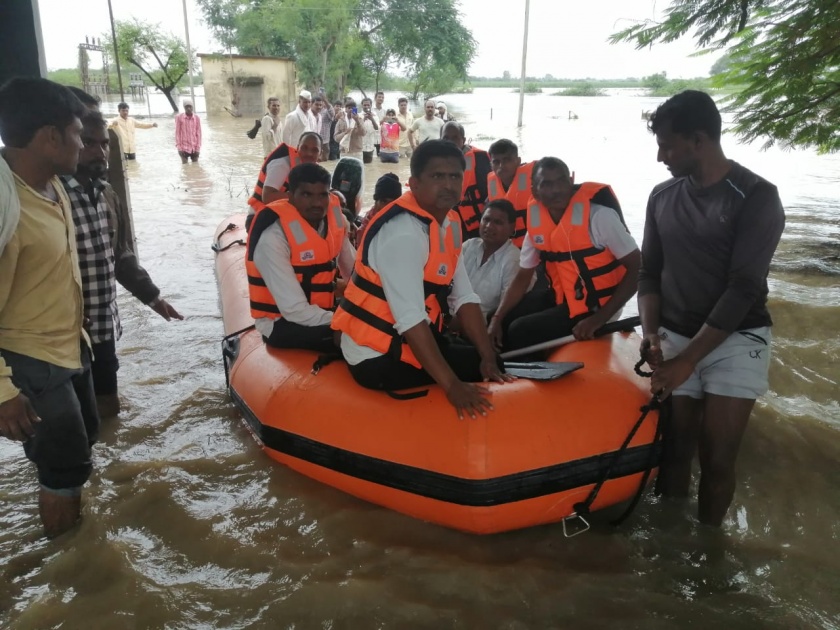 Manjara River Flood : 18 people trapped in Manjara river flood evacuated | Manjara River Flood : मांजरा नदीच्या पुरात अडकलेल्या १८ जणांना काढले सुखरूप बाहेर