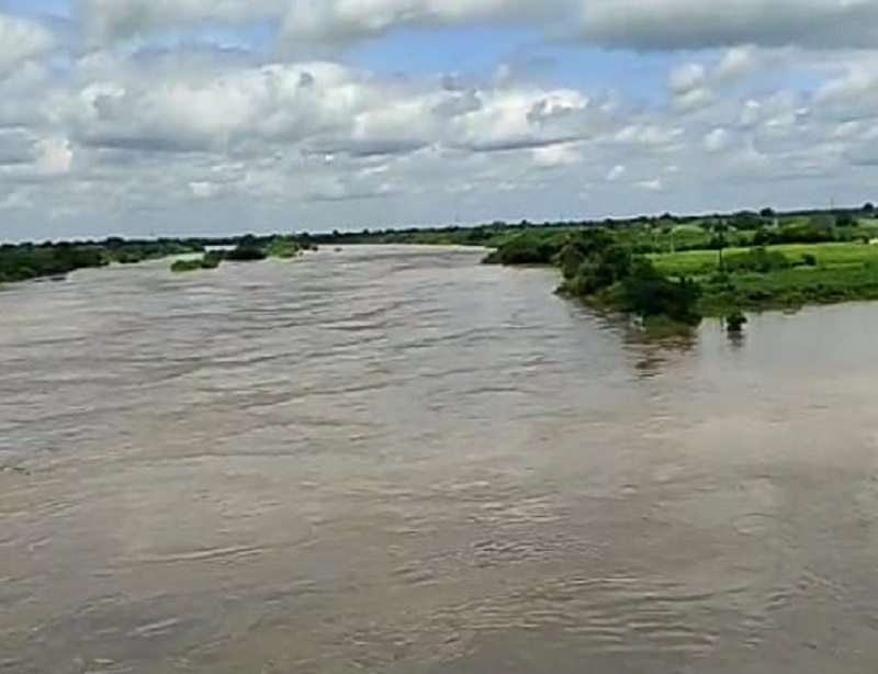 Flood on Purna river, road to Parbhani from purna closed | पूर्णा नदीला पूर, पूर्णा-परभणी मार्ग बंद