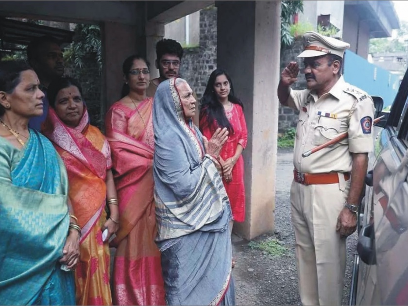 R.R. Patil's brother Rajaram Patil retires from police department, emotional salute to mother on last day | आर.आर. पाटील यांचे बंधू पोलीस खात्यातून निवृत्त, अखेरच्या दिवशी आईला ठोकला भावूक सॅल्युट