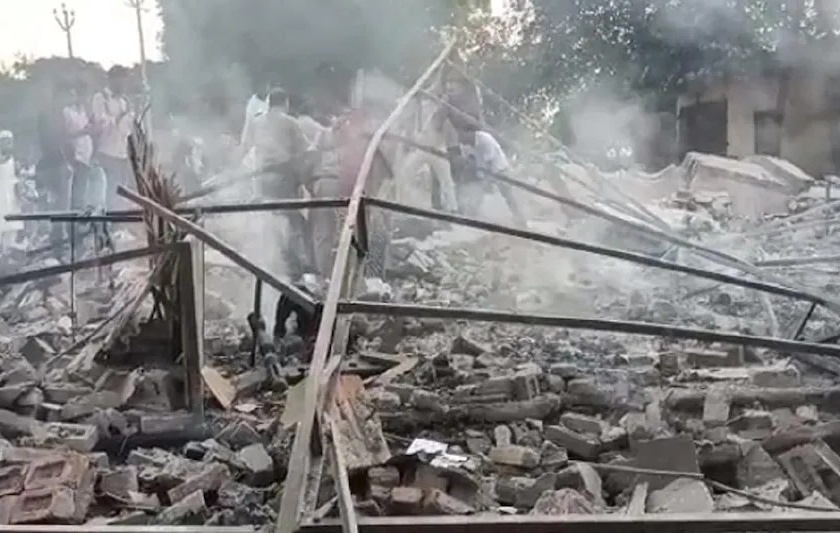 Explosion at firecracker factory in Kairana, Uttar Pradesh, four people Death, several injured | उत्तर प्रदेशातील कैराना येथे फटाक्यांच्या फॅक्टरीत भीषण स्फोट, चार जणांच्या उडाल्या चिंधड्या, अनेकजण जखमी
