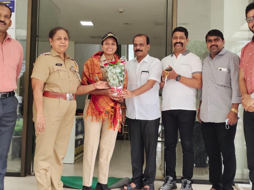 Shiv Sena felicitates Lady police Priyanka Naukudkar | महिला अंमलदार प्रियांका नौकूडकर यांचा शिवसेनेने केला गौरव