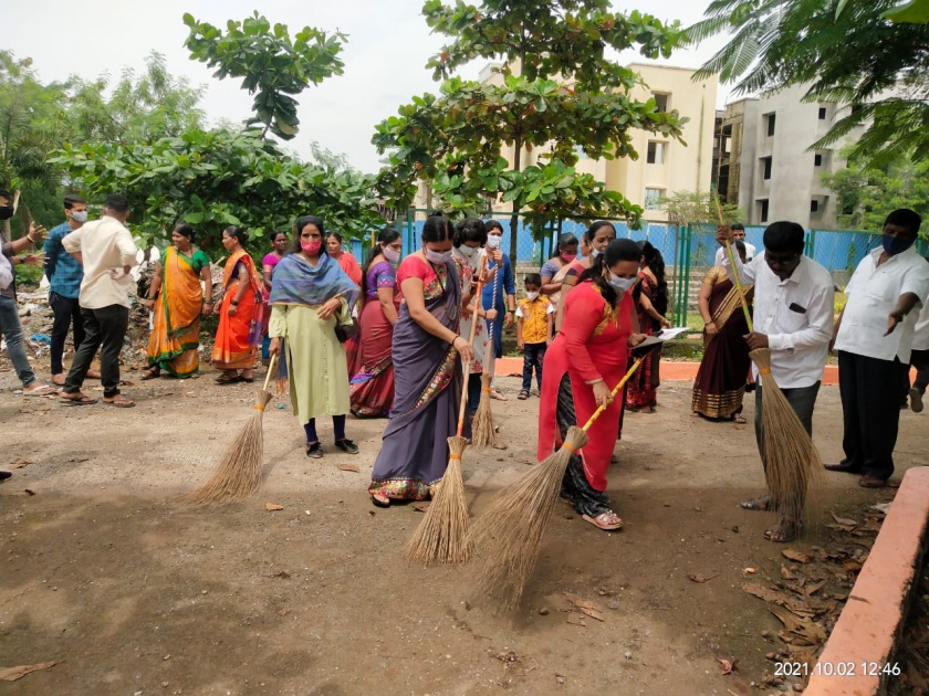 The villagers took an oath of cleanliness to make the village clean and beautiful | गाव स्वच्छ सुंदर करण्यासाठी गावकऱ्यांनी घेतली स्वच्छतेची शपथ