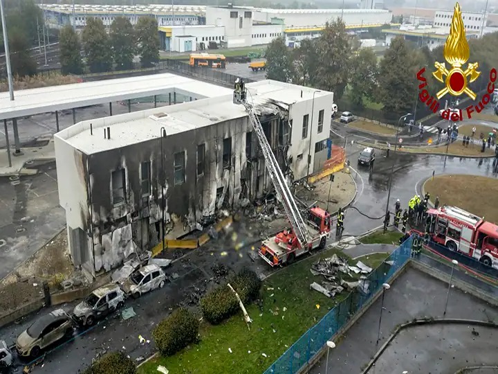 italy plane crash in building 8 dead | भीषण दुर्घटना! दुमजली इमारतीला विमानाची धडक; एका चिमुकल्यासह आठ जणांचा मृत्यू