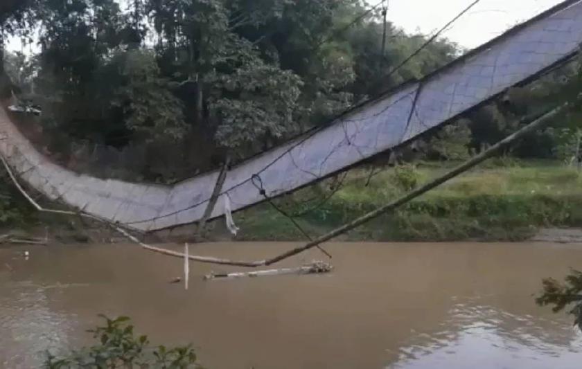 Hanging bridge collapses in Assam, many fall into river, 30 students injured | आसाममध्ये हँगिंग ब्रिज तुटून मोठी दुर्घटना, अनेकजण नदीत पडले, जखमींमध्ये ३० विद्यार्थ्यांचा समावेश 