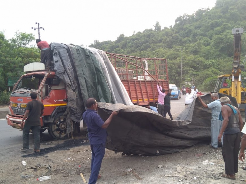 An eight-tonne cashew truck overturned in Thane; Fortunately no one was injured | आठ टन काजूचा ट्रक ठाण्यात उलटला; सुदैवाने कोणीही जखमी नाही