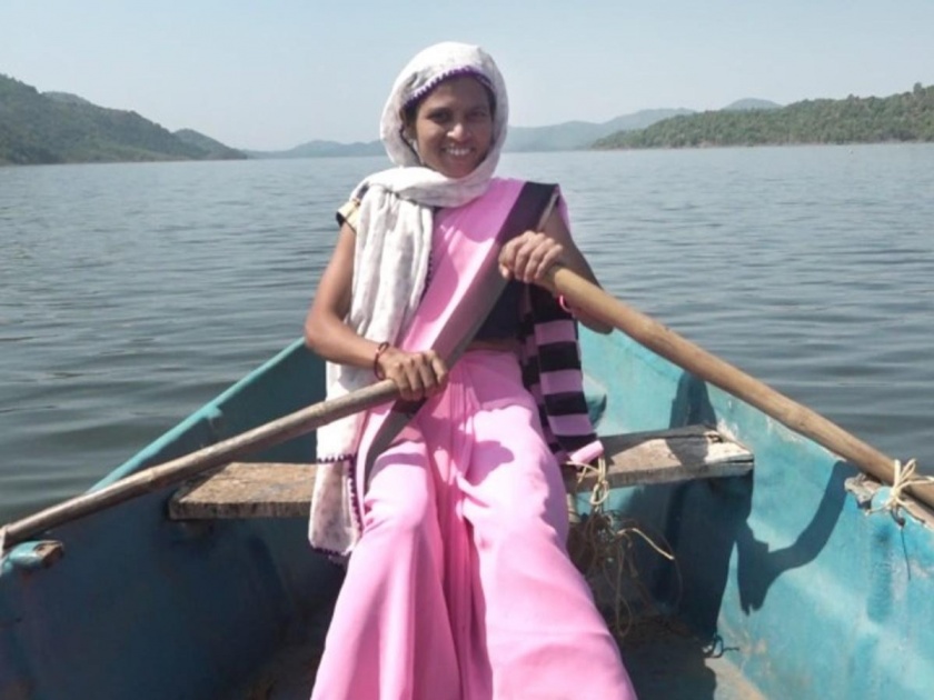 Nutritious food delivered to remote areas by boat, Brave performance of Relubai Vasave of Satpuda | होडी वल्हवित दुर्गम भागात पोहचवला पोषण आहार, सातपुड्याच्या Relubai Vasave यांची धाडसी कामगिरी