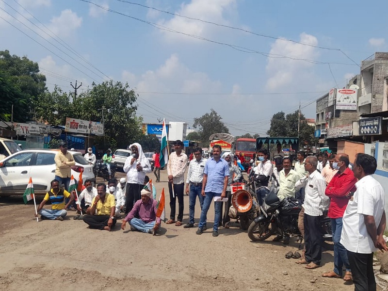 The villagers blocked the highway to cancel the transfer of the tehsildar | तहसिलदांराची बदली रद्द करण्यासाठी ग्रामस्थांनी महामार्ग रोखला
