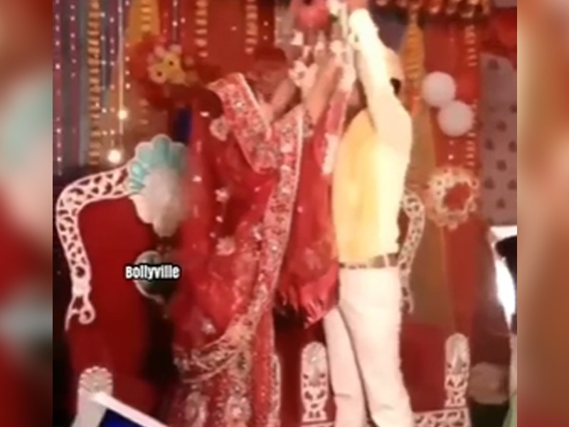 bride and groom started fighting while varmala program funny video goes viral | अरे अरे! लग्न आहे की कुस्तीचा आखाडा, वरमालेच्या कार्यक्रमात वधु-वराची फ्री स्टाईल मारामारी