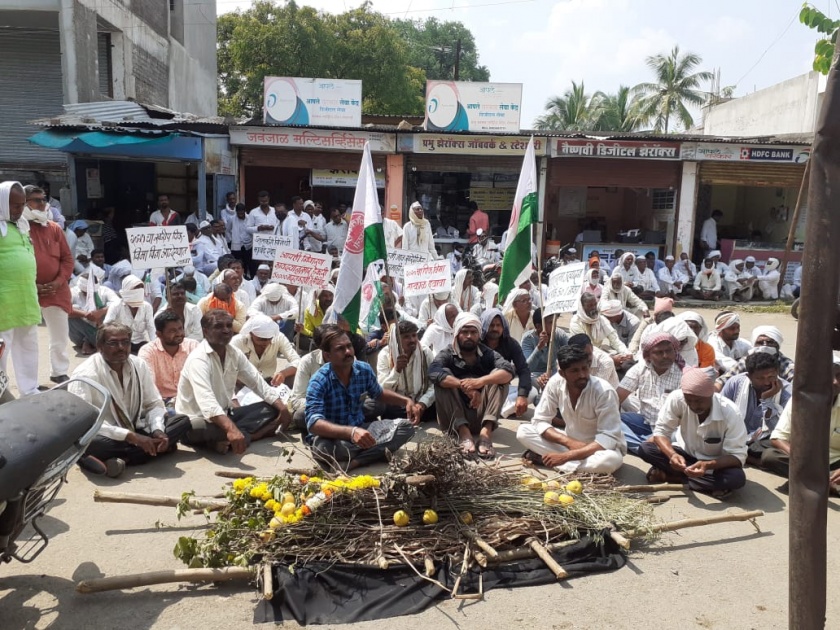 'Government's awkward policy to help suffer farmers'; Farmers express outrage over Tirdi agitation | 'मदत देण्यासाठी शासनाचे आडमुठे धोरण'; तिरडी आंदोलनातून शेतकऱ्यांनी व्यक्त केला संताप