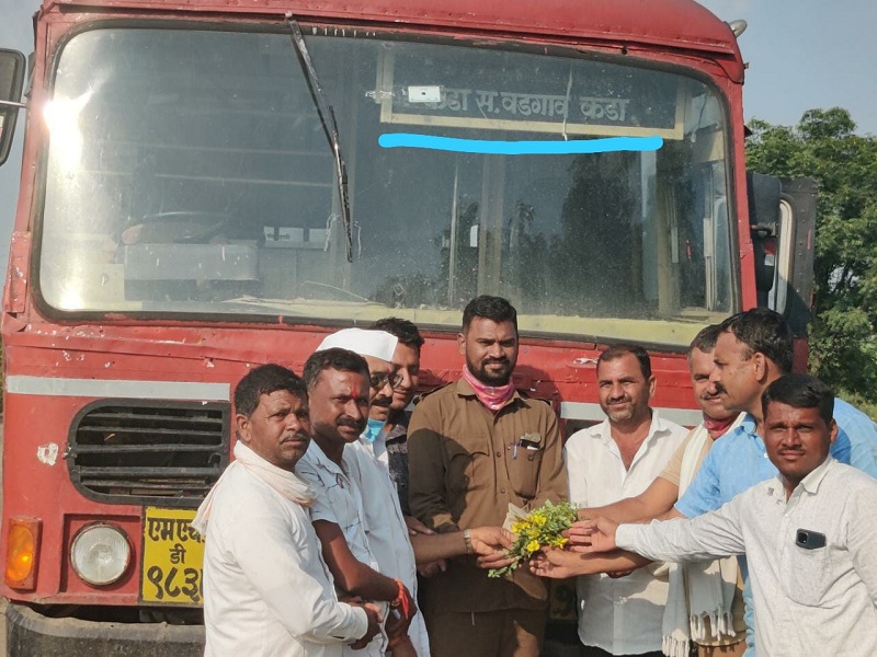 Lalpari Bus returned to rural areas; Welcome to the driver-carrier with roses | ग्रामीण भागात लालपरी परतली; चालक-वाहकांचे गुलाबपुष्प देऊन स्वागत