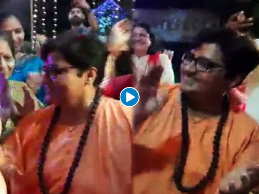 madhya pradesh bjp mp sadhvi pragya thakur performed garba congress Slams thakur | "भाजपाच्या प्रज्ञा सिंह ठाकूर खेळल्या गरबा"; Video शेअर करून काँग्रेसने लगावला सणसणीत टोला