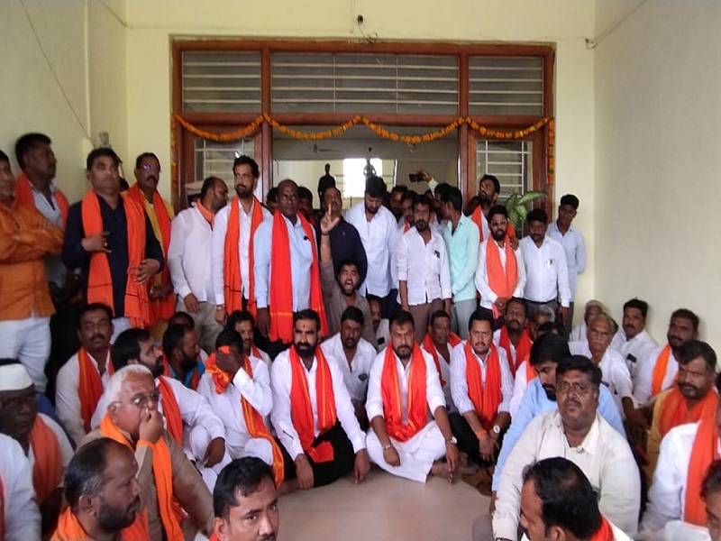 Shiv Sena's high voltage drama demanding withdrawal of crime against MP Hemant Patil | गुन्हा मागे घेण्याच्या मागणीसाठी शिवसेनेचा हाय व्होल्टेज ड्रामा