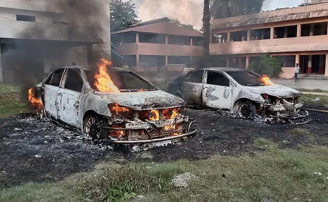After the violence of Durga Puja in Bangladesh, now 20 houses of Hindus have been set on fire | बांगलादेशात दुर्गापूजेच्या हिंसाचारानंतर आता हिंदूंच्या 20 घरं दिली पेटवून
