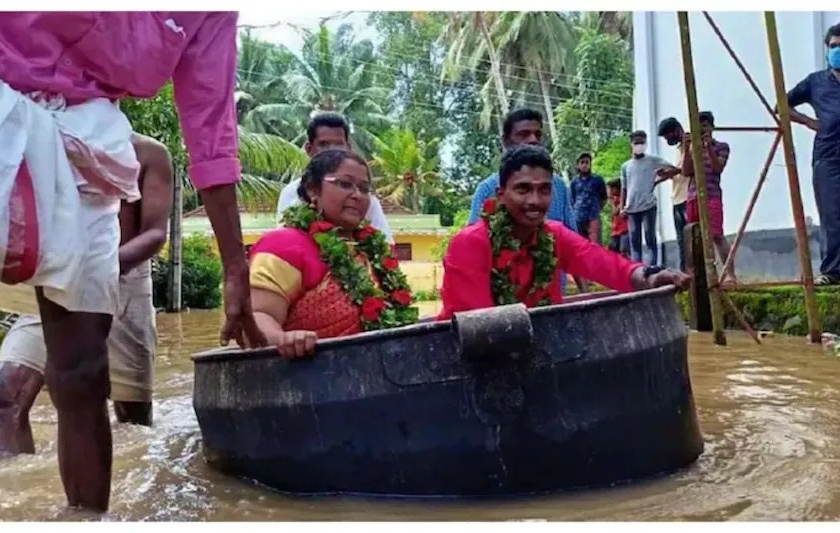 kerala rains flood bride and groom use cauldron to reach wedding venue video viral | लग्नासाठी काय पण! केरळच्या मुसळधार पावसात जोडपं अडकलं; टोपात बसून मंडपात पोहचलं
