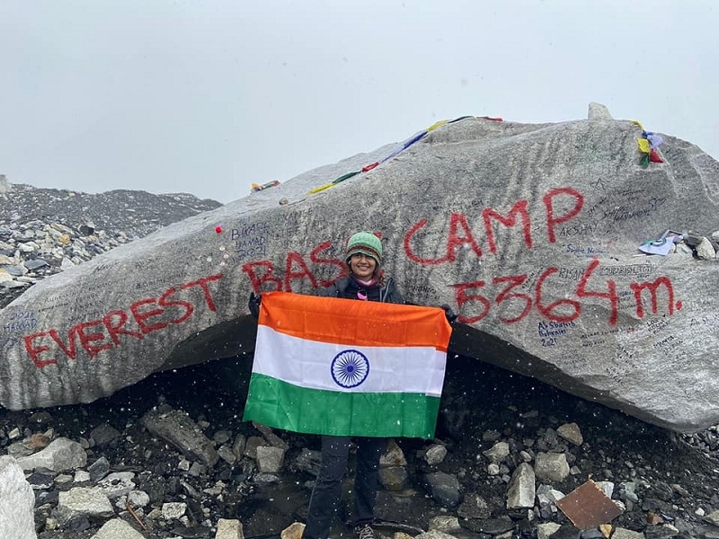 Ambajogai's daughter Isha Lohia reached Everest | अंबाजोगाईची कन्या ईशा लोहिया पोहोचली एव्हरेस्ट बेस कॅम्पवर