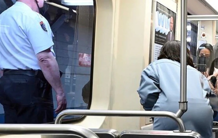 Crime News woman rape in train america riders mobile video | इथे ओशाळली माणुसकी! धावत्या ट्रेनमध्ये महिलेवर बलात्कार; मदतीऐवजी लोक काढत राहिले Video