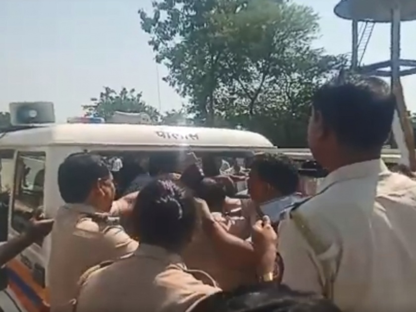 Encroachment attack on police squad; Both were taken into custody | Video : पोलीस पथकावर अतिक्रमणधारकांचा हल्ला; दोघांना घेतलं ताब्यात