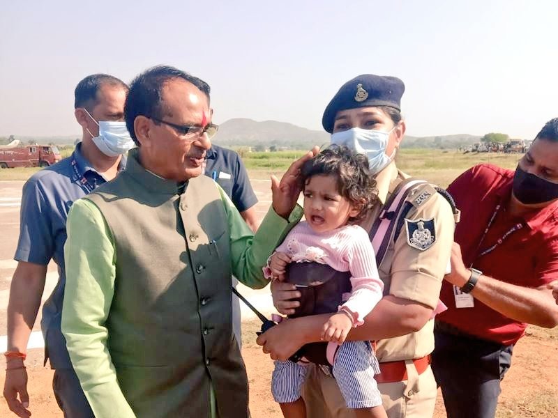 dsp monika singh takes toddler daughter in carrier bag to duty at helipad shivraj meet her tweeted photo | कडक सॅल्यूट! मातृत्त्व आणि खाकी वर्दीचं कर्तव्य बजावतेय 'ती'; महिला अधिकाऱ्याचं मुख्यमंत्र्यांकडून कौतुक
