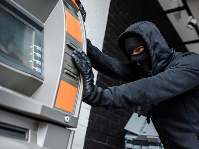 Unable to break through, the thieves stole the ATM machine near Chopda | फोडता येत नसल्याने चोपड्यानजीक चोरट्यांनी ATM मशिनच नेले चोरून