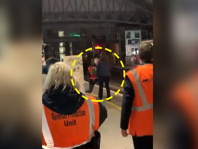 man proposes train driver girlfriend video goes viral | ती ट्रेन चालवत आली अन् उतरताच त्याने प्रपोज केले, ही लव्हस्टोरी बघुन तुम्हीही व्हाल भावुक