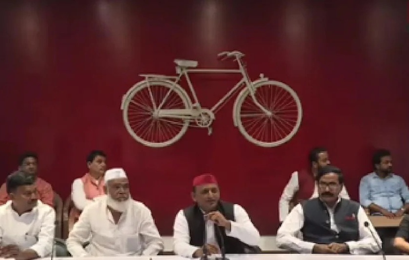 In Uttar Pradesh, Six MLA of BSP and One MLA of BJP joined the Samajwadi Party | उत्तर प्रदेशमध्ये बसपा आणि भाजपाला जोरदार धक्का, सहा आमदार हत्ती तर एक आमदार कमळ सोडून सायकलवर स्वार