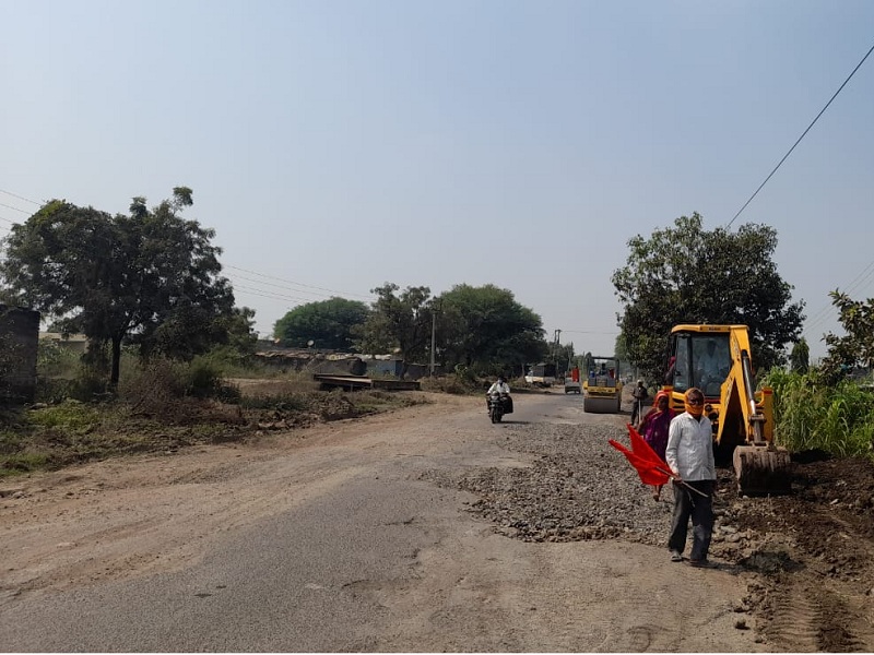 Fulfillment of Nitin Gadkari's promise; Begin to fill life-threatening potholes on 'that' 20 km road | नितीन गडकरींच्या आश्वासनाची पूर्तता; 'त्या' २० किमी रस्त्यावरील जीवघेणे खड्डे बुजविण्यास सुरुवात