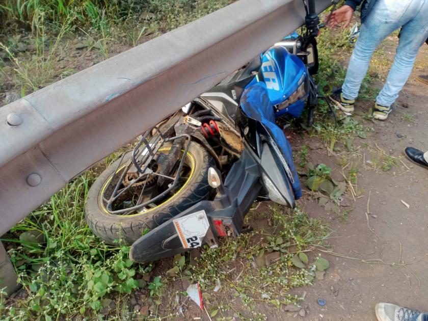 Nashik -Mumbai highway accident, Two killed, two injured | नाशिक- मुंबई महामार्गावर आपघात, दोघांचा जागीच मृत्यू तर 2 जण जखमी