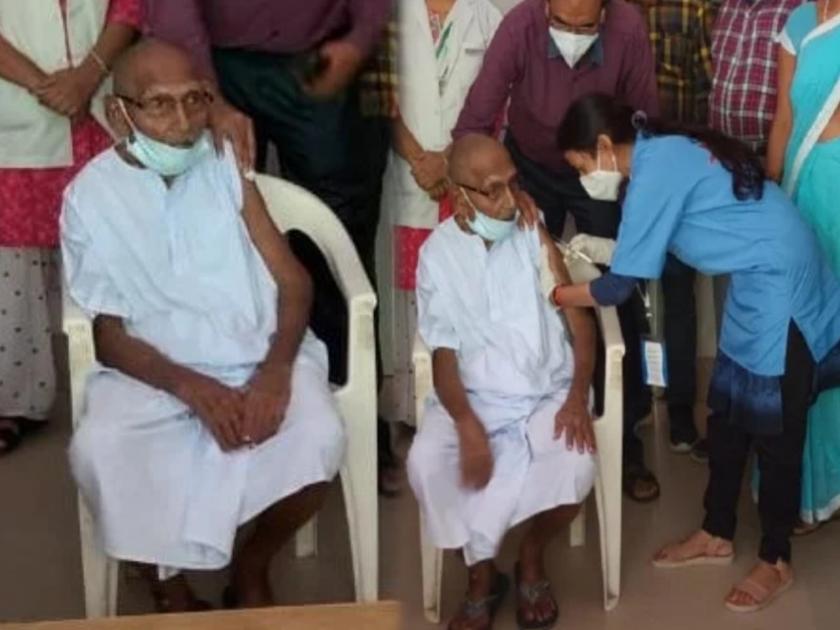 125 years old swami shivanand of varanasi get corona vaccine second dose became oldest man in country | Corona Vaccine : अरे व्वा! 125 वर्षीय आजोबांनी घेतला कोरोना लसीचा दुसरा डोस; सांगितलं दीर्घायुष्याचं रहस्य