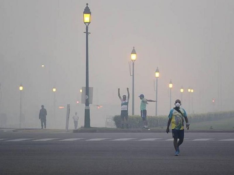air quality in delhi ncr reaches hazardous category on friday after diwali | Delhi Pollution : बंदी असतानाही लोकांची फटक्यांसह धुमधडाक्यात दिवाळी; दिल्लीमध्ये श्वास घेणंही झालं धोकादायक