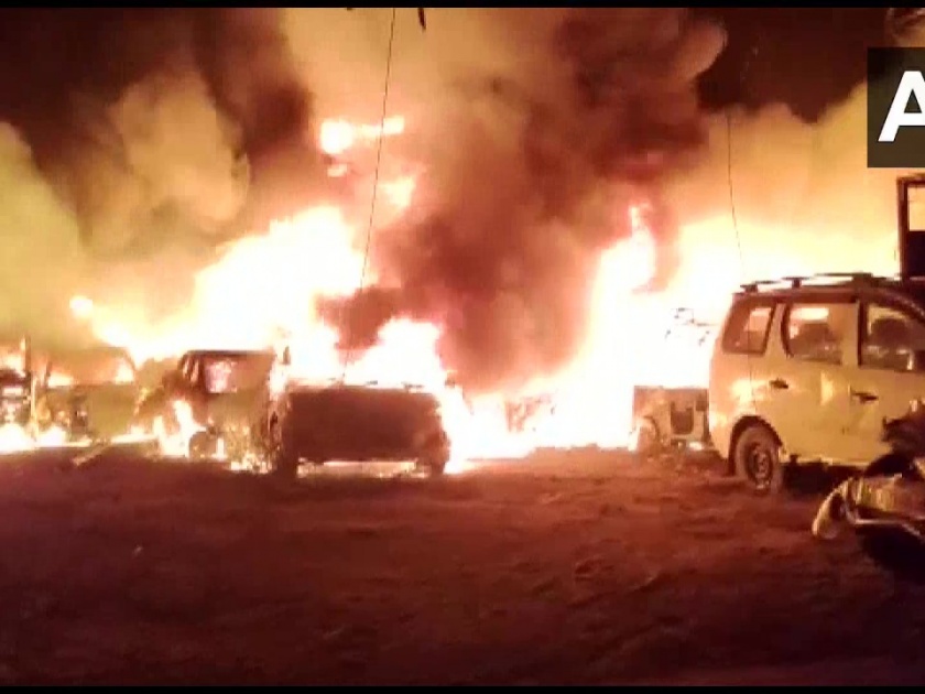 25 vehicles including bikes, cars gutted in fire on premises of Kheda Town Police Station in Kheda | अग्नितांडव! गुजरातमध्ये पोलीस स्टेशन परिसरात भीषण आग, 25 गाड्या जळून खाक