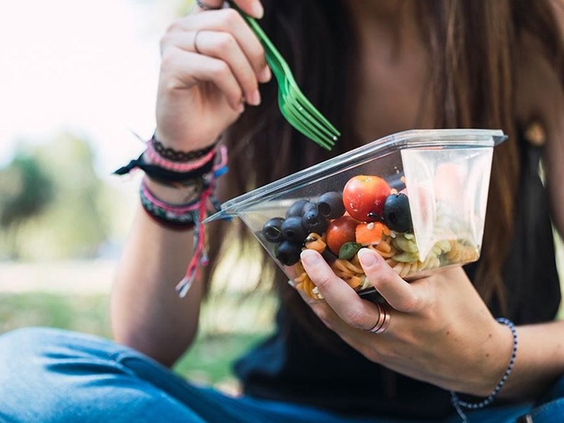 eating in plastic utensils is dangerous for health | प्लास्टिकच्या भांड्यांमध्ये खाणं हानीकारक आहे का? कदाचित तुम्ही देताय मृत्यूला आमंत्रण