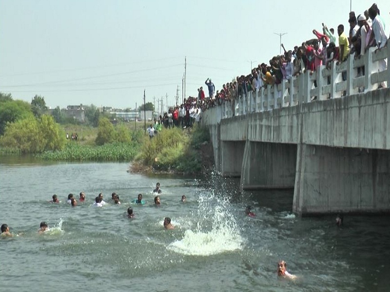 Jal Samadhi movement in Waki storage lake; Demand for one day water supply to Ahmedpur | वाकी साठवण तलावात जल समाधी आंदोलन; अहमदपूरला एक दिवसाआड पाणीपुरवठा करण्याची मागणी