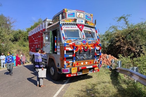 Punctured truck runs without driver, kills two including woman, horrific accident in Mandi district of Himachal Pradesh | पंक्चर झालेला ट्रक चालकाविना धावला, महिलेसह दोघांचा मृत्यू , हिमाचल प्रदेशमधील मंडी जिल्ह्यात भीषण अपघात