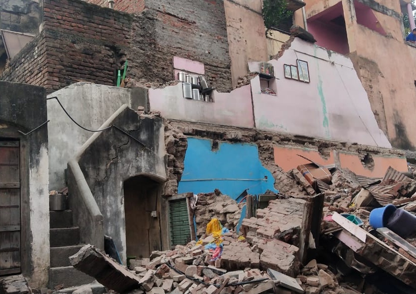 Building collapses in Jalgaon; 7 people rescued, old woman trapped | जळगावात इमारत कोसळली; ७ लोक बचावले, वृद्धा अडकली