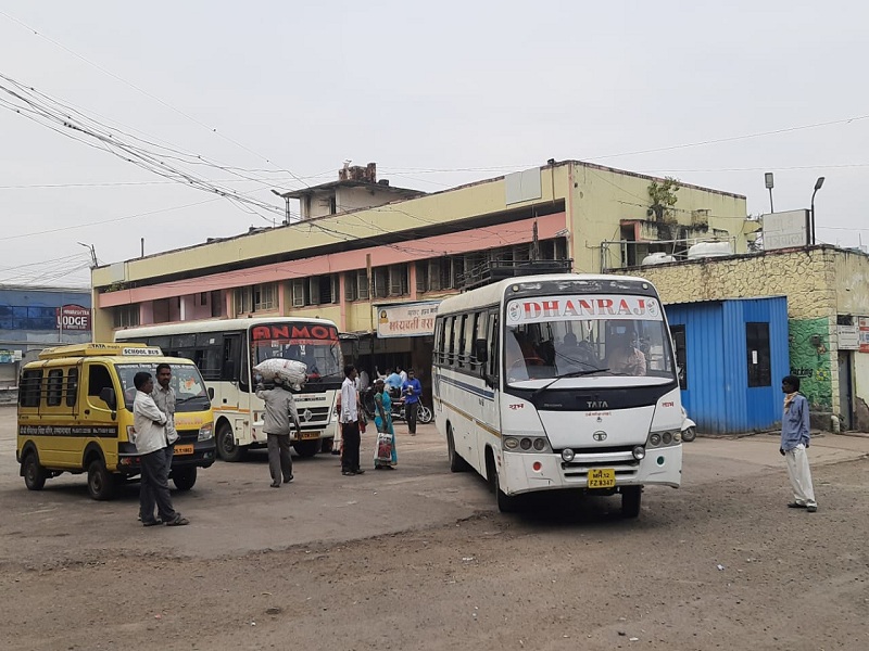 ST Strike: 44 ST employees suspended in three days in Latur division; Passenger's condition due to breakdown of private system | लातूर विभागात तीन दिवसांत 'एसटी'चे ४४ कर्मचारी निलंबित; खाजगी यंत्रणा तोकडी पडल्याने प्रवाशांचे हाल