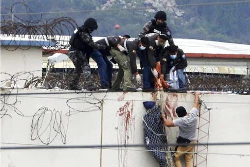Litoral Penitentiary Gang War: Drug mafia gang war in Ecuador kills at least 68 inmates | Litoral Penitentiary Gang War: इक्वाडोरमध्ये तुरुंगात ड्रग्स माफियांमध्ये भीषण गँगवॉर, सुमारे ६८ कैद्यांचा मृत्यू 