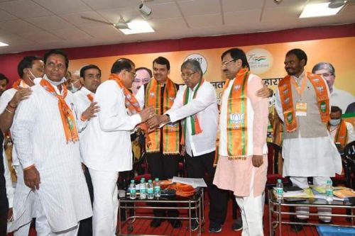 BJP hits NCP in Vidarbha, NCP district president Vijay Shivankar joins BJP | विदर्भात भाजपाकडून राष्ट्रवादीला दणका, राष्ट्रवादी काँग्रेसचे गोंदियामधील जिल्हाध्यक्ष विजय शिवणकर यांचा भाजपात प्रवेश