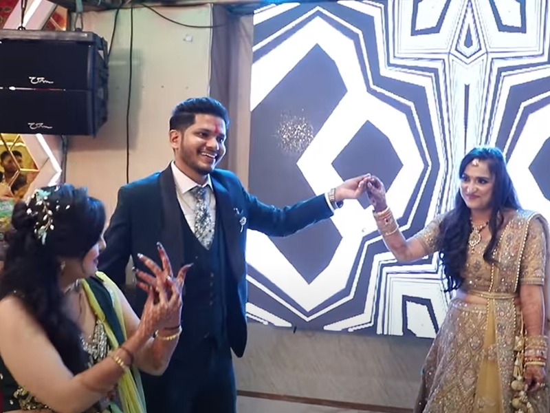 bhabhi dancing with devar on his wedding sweet video goes viral | दिराला पाहताच बेभान झाली वहिनी, नाचायला लागली...नवरीला स्टेजवर आणलं अन्...