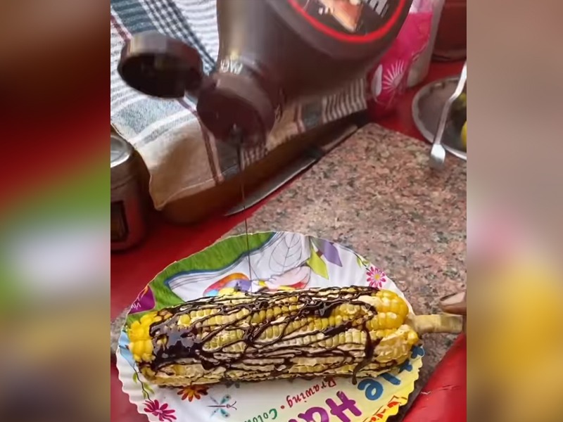 Delhi street food vendor makes chocolate corn netizens gets angry | मक्याच्या कणसावर टाकलं चॉकलेट, नेटीझन्स म्हणाले...आता हेच बाकी राहिलं होतं!