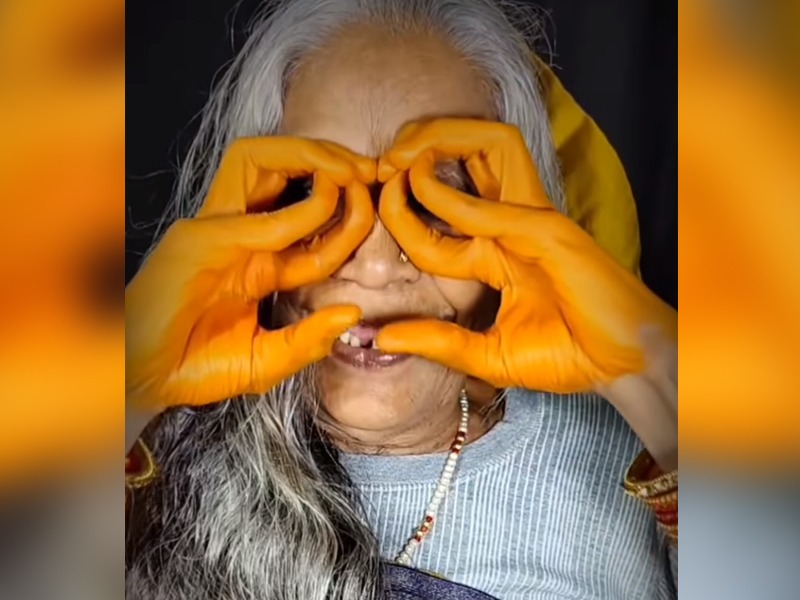 old woman grandmother dancing on sajna hai mujhe sajna ke liye goes viral | आजीबाईंची अदाकारी त्यांच्या नृत्याची तर बातच न्यारी, म्हणतायत, 'सजना है मुझे सजना के लिये'