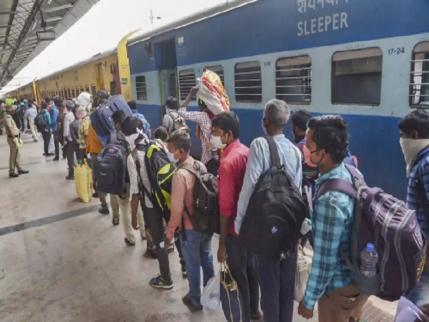 Central Railway: Passengers get relief from Central Railway, big reduction in platform ticket charges, now they will have to pay only Rs 10 instead of Rs 50 | Central Railway: मध्य रेल्वेकडून प्रवाशांना दिलासा, प्लॅटफॉर्म तिकिटाच्या शुल्कात मोठी कपात, आता ५० रुपयांऐवजी मोजावे लागतील केवळ १० रुपये