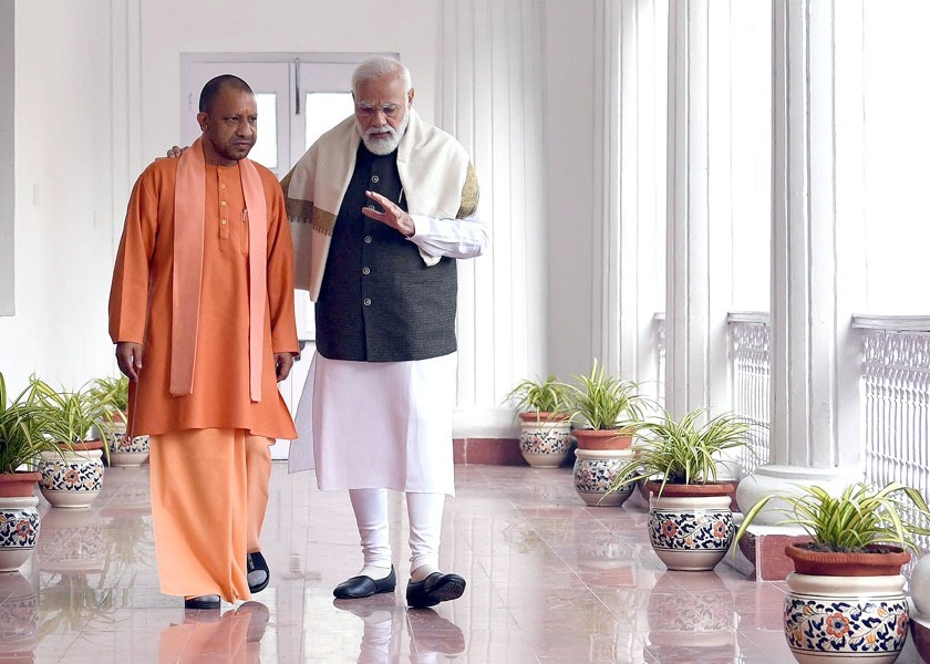 What did Prime Minister Narendra Modi say to Yogi Adityanath with his hand on his shoulder? Finally Rajnath Singh revealed the secret | पंतप्रधान नरेंद्र मोदींनी योगी आदित्यनाथ यांना खांद्यावर हात ठेवून काय सांगितलं? अखेर राजनाथ सिंहांनी गुपित उघड केलं