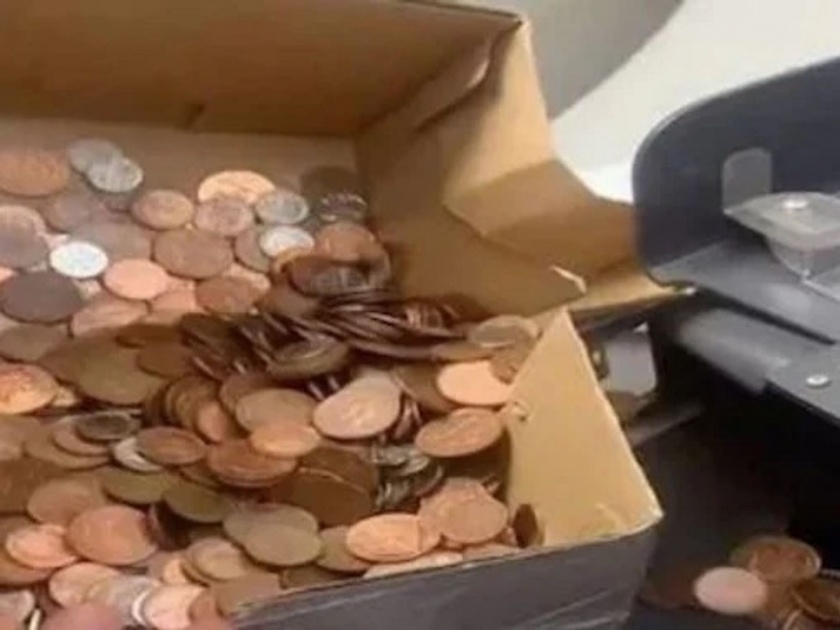 boyfriend gives copper coins to girlfriend to repay the money he took from her | ब्रेकअप नंतर बॉयफ्रेंडकडून मागितले पैसे, यावर त्याने जे काही केलं ते पाहुन तुम्हाला बसेल धक्का