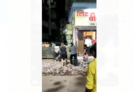 The dispute over parking the rickshaw reached Shigela; Fatal beating with bamboo | रिक्षा पार्क करण्यावरून वाद पोहोचला शिगेला; बांबूने जीवघेणी मारहाण