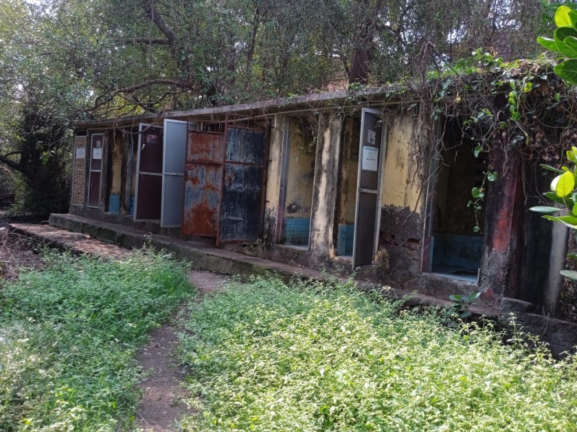Poor condition of toilets due to expiration of term of MP; Neglect of Vasai-Virar Municipality | लोकप्रतिनिधीची मुदत संपल्याने शौचालयांची दुरवस्था; वसई-विरार पालिकेचे दुर्लक्ष 
