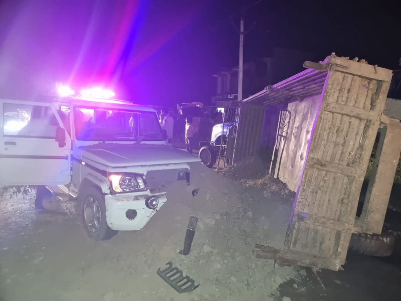 smugglers loaded tractor hits revenue squad jeep in Paithan | तस्करांची वाढती मुजोरी; महसूल पथकाच्या जीपवर घातले ट्रक्टर; कर्मचारी बालंबाल बचावले