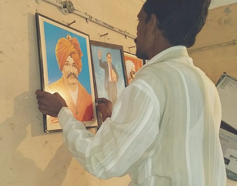 ... Finally, images of great men mounted in the Talathi office by social workers | ...अखेर सामाजिक कार्यकर्त्यांनीच लावल्या तलाठी कार्यालयात महापुरुषांच्या प्रतिमा