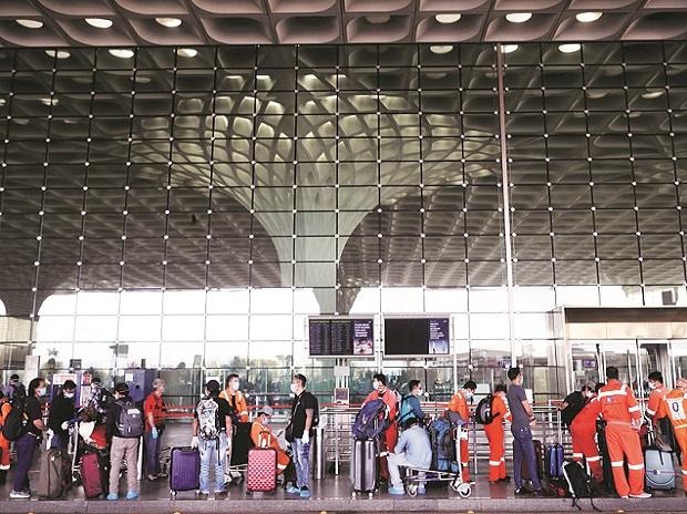 Coronavirus: One thousand passengers from South Africa in Mumbai, information given by Aditya Thackeray raises concerns | Coronavirus: दक्षिण आफ्रिकेतून एक हजार प्रवाशी मुंबईत, आदित्य ठाकरेंनी दिलेल्या माहितीमुळे चिंता वाढली
